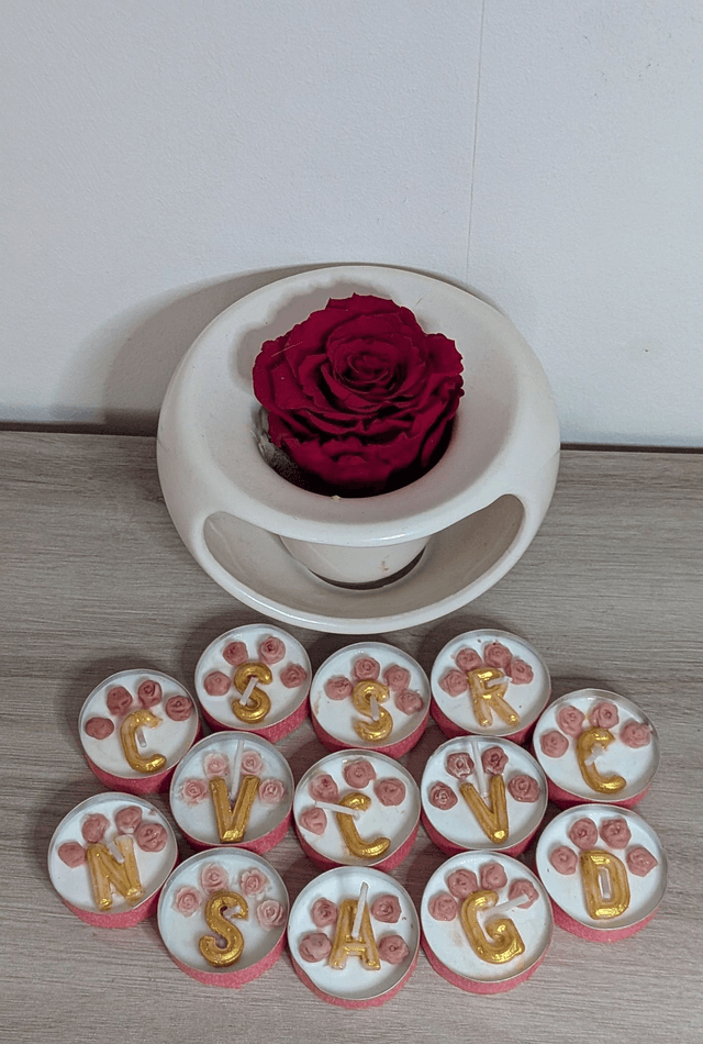 Bougie chauffe-plat initiale & rose parfumée personnalisée