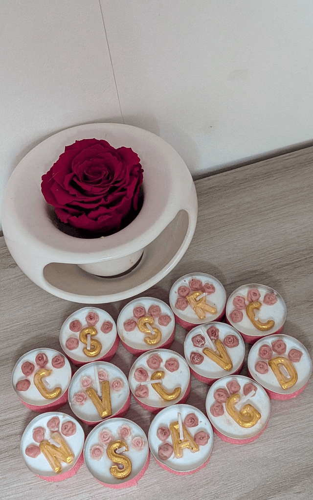 Bougie chauffe-plat initiale & rose parfumée personnalisée