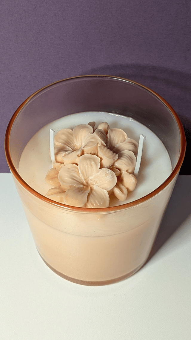 Bougie en verre Orange – Fleur de Frangipanier parfum Caramel beurre salé